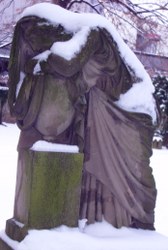 trauernde Figur aud dem Hoppenlaufriedhof in Stuttgart