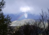 Felsen in Frankreich mit Wolke + Regenbogen