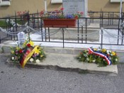 Buketts vor dem Kriegerdenkmal